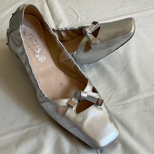 TOD’S SILVER BALLERINA FLATS scrunch